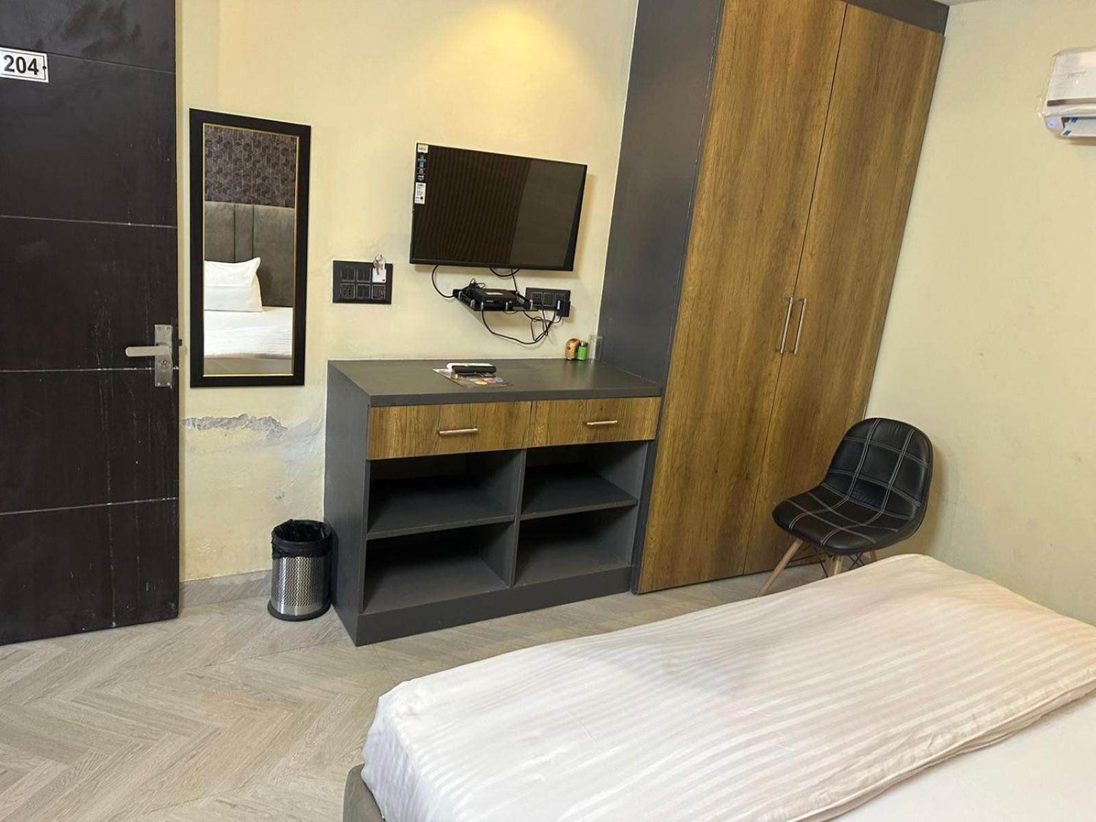 Hotel Kritika Greater Noida Buitenkant foto